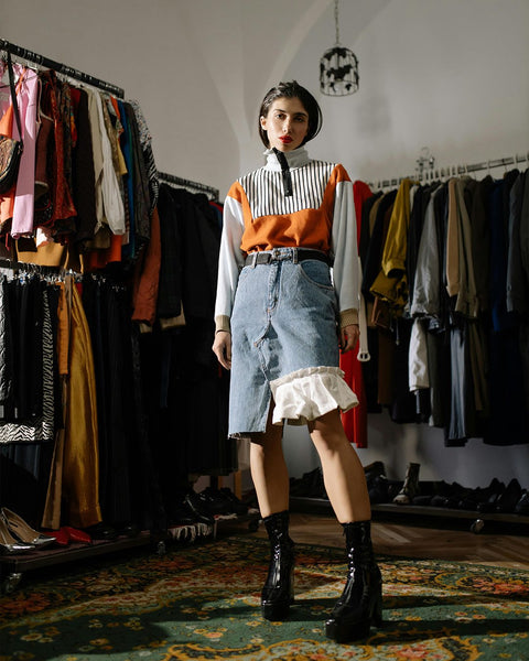 Modische Frau im 70er-Jahre-Look mit Hut und Vintage-Flair.