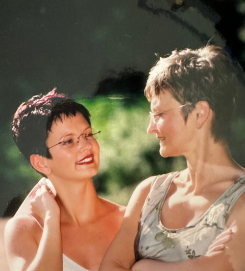 Anett Schmidt mit ihrer Mutter Helga Barth  1996 – gelebtes Familienerbe bei Barth Optik.