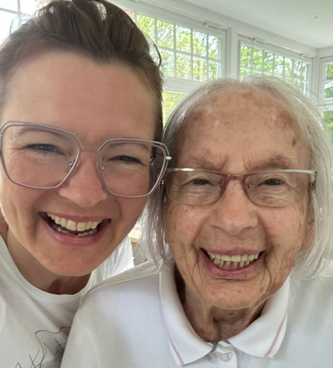 Anett Schmidt mit ihrer Großmutter Ilse Barth – gelebtes Familienerbe bei Barth Optik.