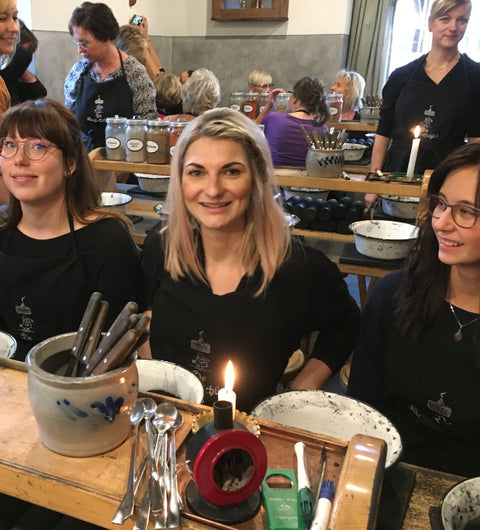 Barth Optik Team beim Ausflug zum Räucherkerzen herstellen – Gemeinschaft, Kreativität und Freude.