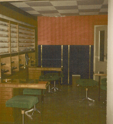 Blick in den Optikladen Barth Optik in Hohenstein um 1985 – gelebte Tradition im Herzen Sachsens.