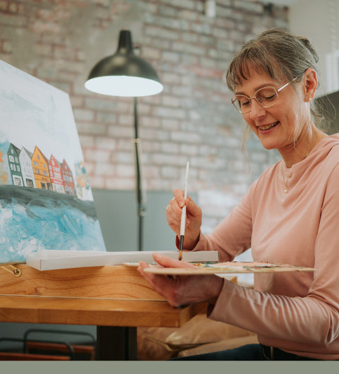 Frau beim Malen mit SOON Gleitsichtgläsern von Barth Optik – klares Sehen in Nähe und Ferne für kreatives Arbeiten mit Präzision.