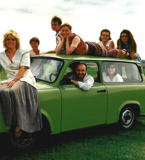 Barth Optik Team mit Trabant um 1990 – gelebter Zusammenhalt mit ostdeutscher Seele.