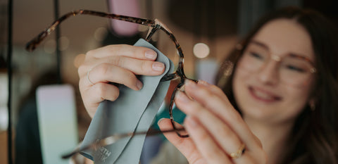 Video Brillen richtig putzen - ihr Optiker online Barth Optik