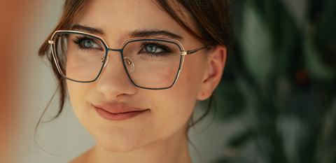 Nahaufnahme einer stilvollen Frau mit charaktervoller ENNY-Damenbrille – Design vom Optiker für individuelle Facetten.