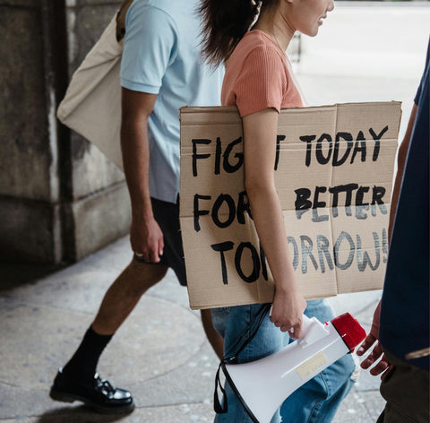 Zwei Menschen auf einer Demonstration – selbstbewusst & ausdrucksstark mit ENNY-Brillen.