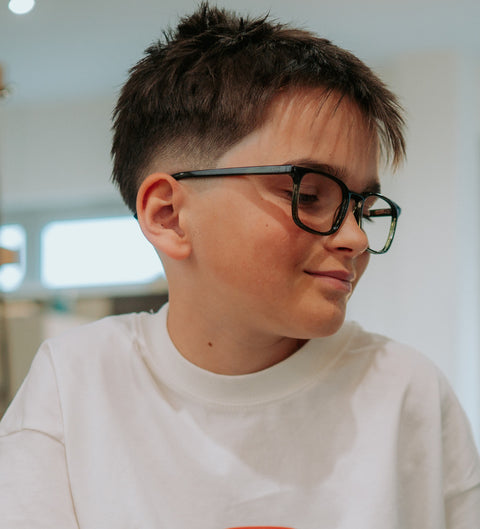 ENNY Abenteuerlust Herrenbrille in Grün – markante, eckige Kunststofffassung mit sportlichem Look am Modell