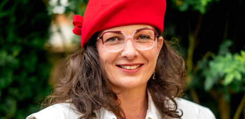 Rosa-rote Damenbrille aus Kunststoff in extravagantem Stil.