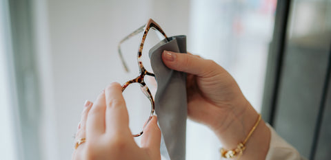 Brille liebevoll pflegen - für deinen wertvollen Blick aufs Leben