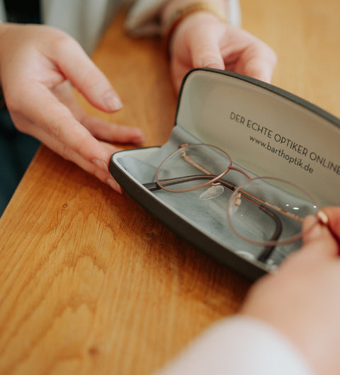 Brillen richtig pflegen und aufbewahren - Barth Optik