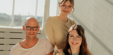 Drei glückliche Menschen mit ENNY Brillen – stilvoll, ausdrucksstark und mit echter Freude am Sehen.