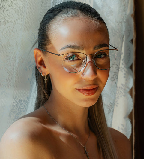 ENNY Heda Damenbrille in Altrosa-Dunkelblau mit elegantem Schmetterlingsrahmen am Gesicht getragen.