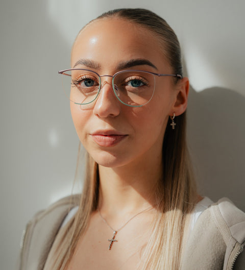 Model trägt ENNY Heda Damenbrille in Flieder-Mint mit schmetterlingsförmigem Design im Alltag.