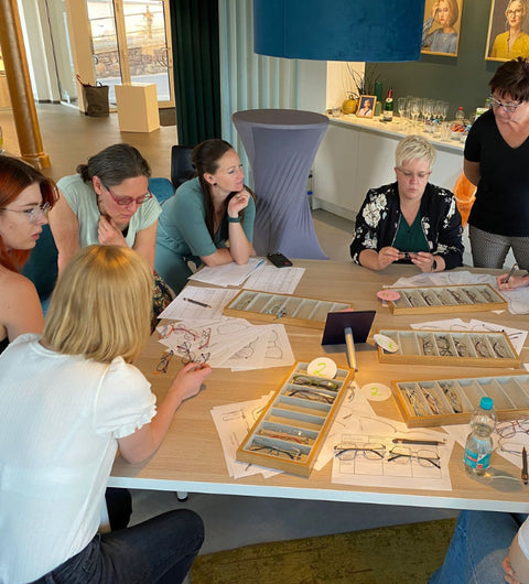 Team von Barth Optik bei der Vorbereitung der ENNY Kollektion 2021 – Design aus eigener Hand mit Seele.