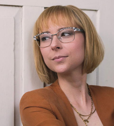 Model trägt extravagante eckige Damenbrille mit Zebramuster und Goldakzenten