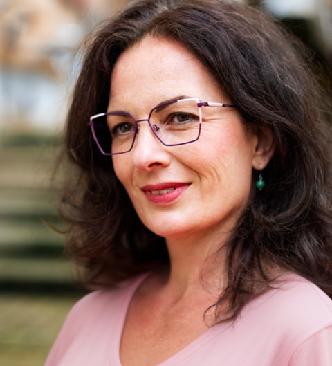 ENNY Holly – auffällige Damenbrille in Violett-Puderrosa, elegant getragen im Alltag