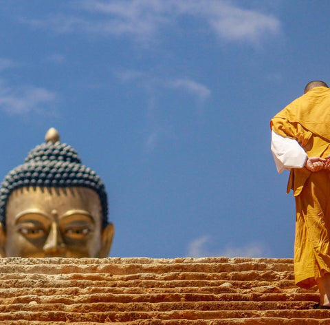 Mönch & Buddha-Statue – Ruhe & Stil mit einzigartigen Brillen.