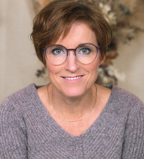 Model trägt runde Damenbrille mit beerig-goldenem Farbverlauf im Alltag