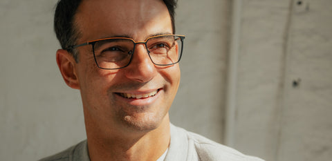 Porträt eines Mannes mit markanter ENNY-Herrenbrille – klare Linien, zeitloser Stil und optische Qualität vom Fach.