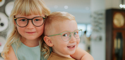 Fröhliche Kinder mit liebevoll designter Brille – ENNY-Kinderbrillen sitzen perfekt und begleiten kleine Entdecker sicher durchs Leben.“