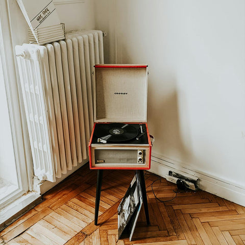 Klassischer Plattenspieler mit Schallplatten – ein Hauch von Nostalgie.