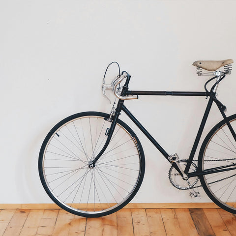 Altes Rennrad mit dünnem Stahlrahmen – klassischer Look für echte Retro-Liebhaber.