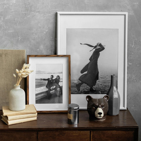 Alter Holzschrank mit gerahmten Vintage-Bildern – nostalgisches Retro-Flair für dein Zuhause.