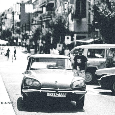 Charmante Straße mit Oldtimer und Vintage-Boutique – ein klassischer Retro-Moment.