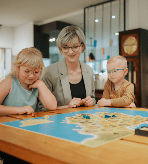 Frau mit Brille spielt mit Kindern – klare Sicht mit SOON Gleitsicht.