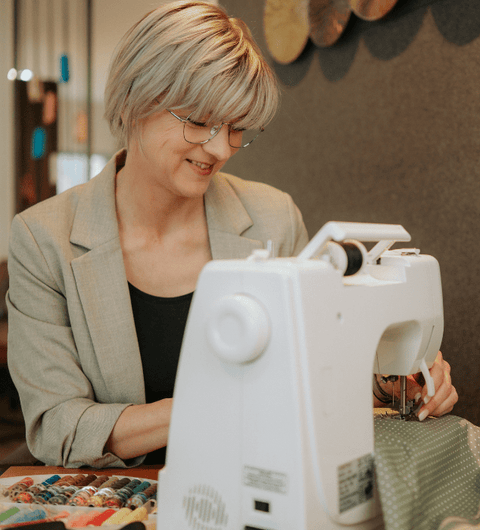 Frau näht konzentriert – feine Details mit SOON Gleitsicht.