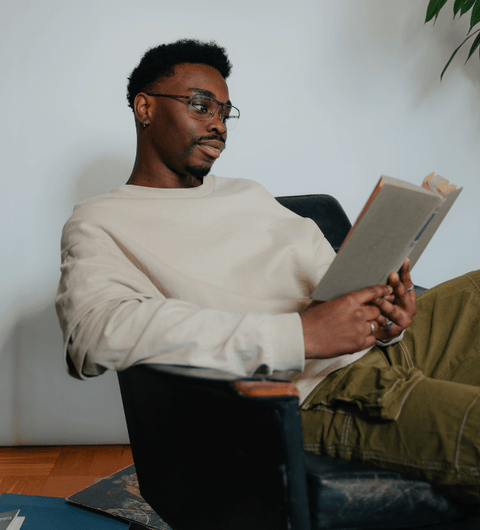 Mann mit Brille liest entspannt – komfortables Sehen mit SOON.