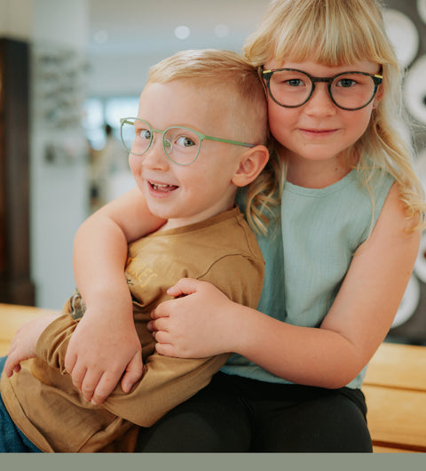Ein Mädchen und ein Junge mit Kinderbrillen von Barth Optik – stilvoll, bequem und perfekt angepasst für kleine Entdecker.