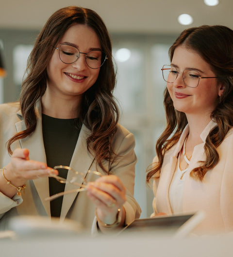 Augenoptikermeisterin von Barth Optik berät Kundin mit fachlicher Kompetenz und persönlicher Nähe in stilvoller Atmosphäre mobile Version
