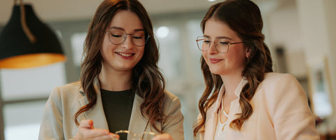 Augenoptikermeisterin von Barth Optik berät Kundin mit fachlicher Kompetenz und persönlicher Nähe in stilvoller Atmosphäre