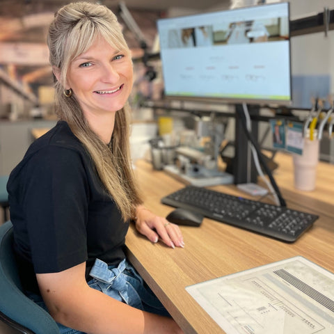 Denise, Augenoptikerin bei Barth Optik in der Werkstatt.