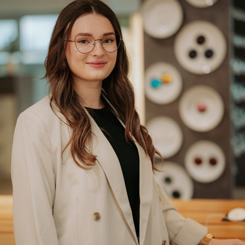 Emma, Augenoptikerin bei Barth Optik in Lichtenstein.