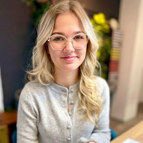 Lena, Auszubildende bei Barth Optik in Hohenstein.