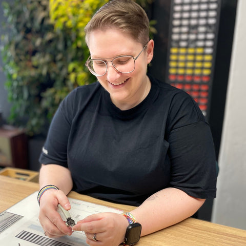 Maximiliane, Augenoptikerin bei Barth Optik in der Werkstatt.