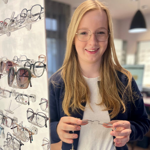 Pia, Auszubildende bei Barth Optik in Lichtenstein.