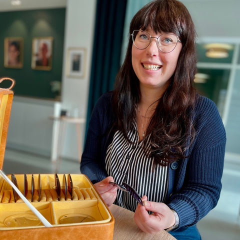 Sarah, Augenoptikermeisterin bei Barth Optik in Hohenstein.