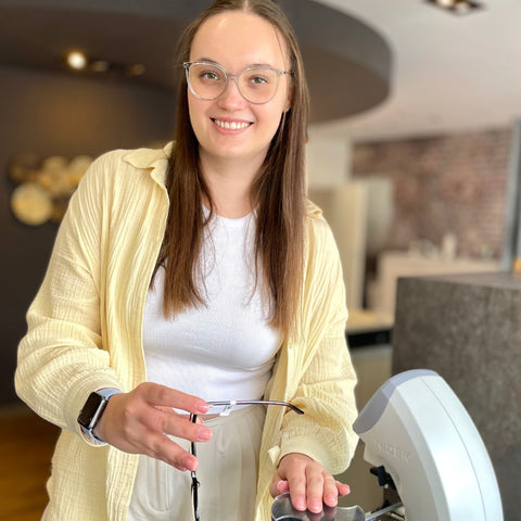 Selina, Augenoptikerin bei Barth Optik in Glauchau.