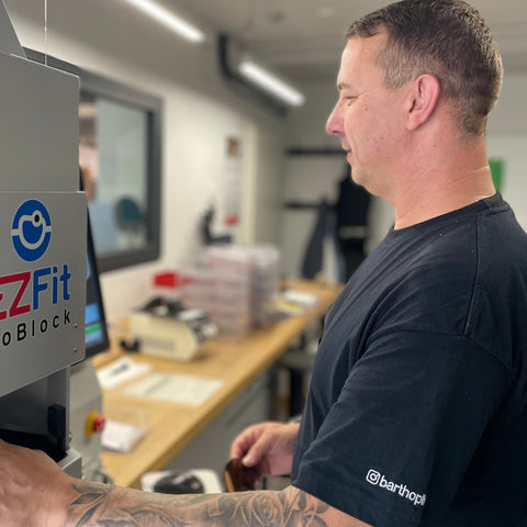 Thomas, Augenoptiker bei Barth Optik in der Werkstatt.