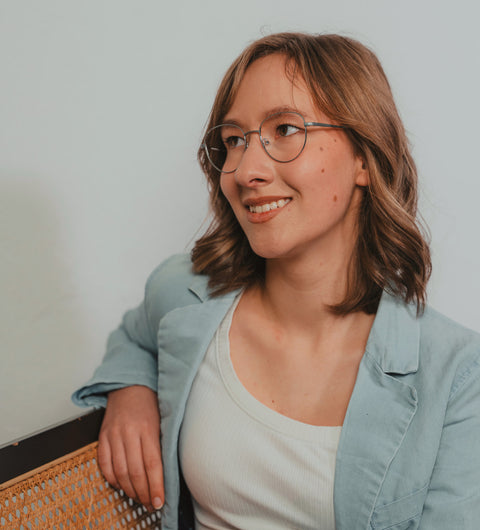 ENNY Meeresbrise, Damenbrille in runder Form, Farbe Silbergrau, aus Metall, getragen an einem Model