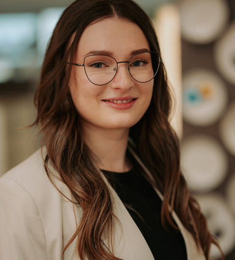 ENNY Beflügelt Damenbrille in Schwarz – zarte Metallfassung in Schmetterlingsform mit zeitloser Eleganz am Modell