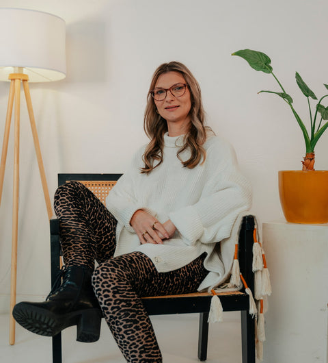 Frau mit ENNY Damenbrille und Leo-Leggings – modisch, stark und stilbewusst