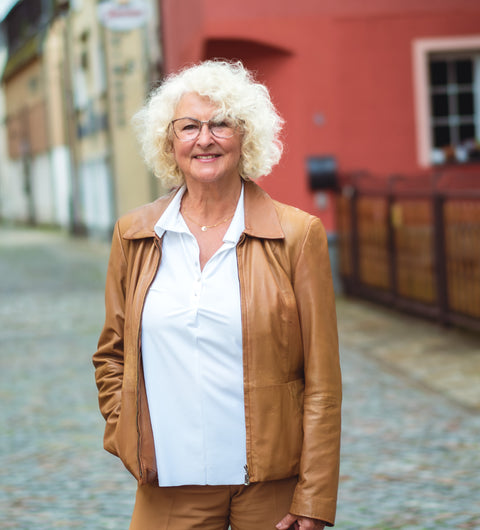 Reife Frau mit ENNY Brille und Lederjacke – selbstbewusst, stilvoll und alltagsnah