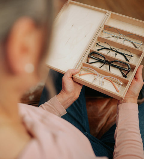 Frau mit ENNY Brillenbox – vier Damenbrillen bequem zuhause anprobieren