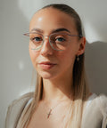 Model trägt ENNY Heda Damenbrille in Flieder-Mint mit schmetterlingsförmigem Design im Alltag.