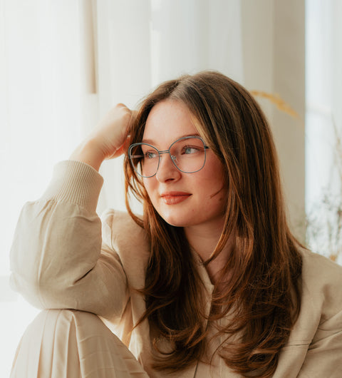 Junge Frau mit ENNY Damenbrille in Soft-Mint – entspannter Look im natürlichen Licht