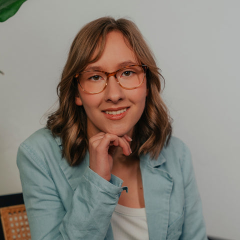 ENNY Glücksbote, Damenbrille mit kleiner Schmetterlingsform, Farbe oben Helles Havannabraun und transparentes Beige unten, aus Kunststoff, getragen am Model